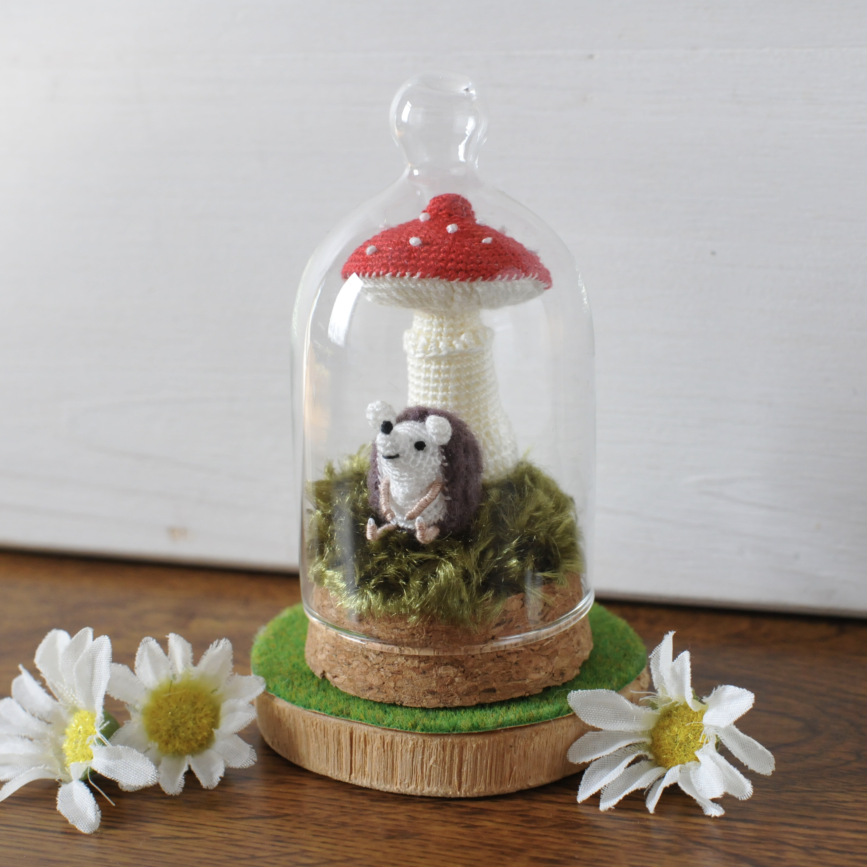 キノコの下で一休み / ハリネズミさん