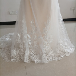 優雅なシルエット ウェディングドレス ローズピンク 花柄のモチーフ刺繍が美しく 花嫁/結婚式 9枚目の画像