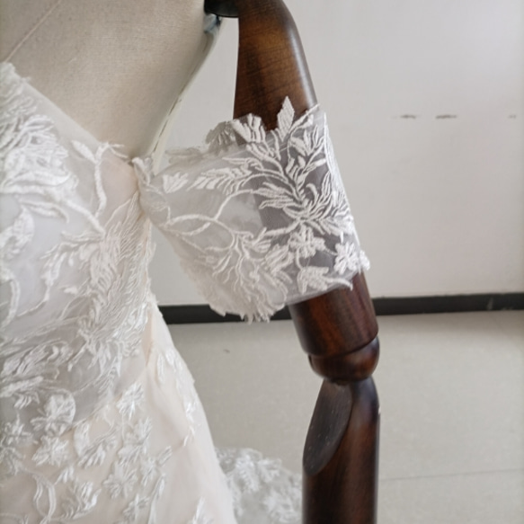 優雅なシルエット ウェディングドレス ローズピンク 花柄のモチーフ刺繍が美しく 花嫁/結婚式 7枚目の画像