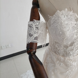 優雅なシルエット ウェディングドレス ローズピンク 花柄のモチーフ刺繍が美しく 花嫁/結婚式 6枚目の画像