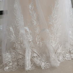 優雅なシルエット ウェディングドレス ローズピンク 花柄のモチーフ刺繍が美しく 花嫁/結婚式 10枚目の画像