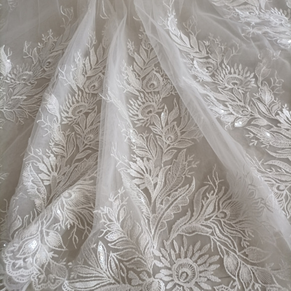 優雅なシルエット ウェディングドレス ローズピンク 花柄のモチーフ刺繍が美しく 花嫁/結婚式 15枚目の画像