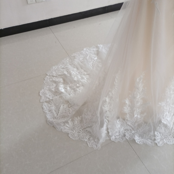 優雅なシルエット ウェディングドレス ローズピンク 花柄のモチーフ刺繍が美しく 花嫁/結婚式 2枚目の画像