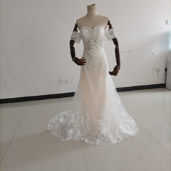 優雅なシルエット ウェディングドレス ローズピンク 花柄のモチーフ刺繍が美しく 花嫁/結婚式 1枚目の画像