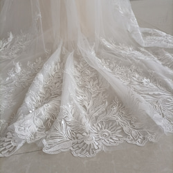優雅なシルエット ウェディングドレス ローズピンク 花柄のモチーフ刺繍が美しく 花嫁/結婚式 14枚目の画像