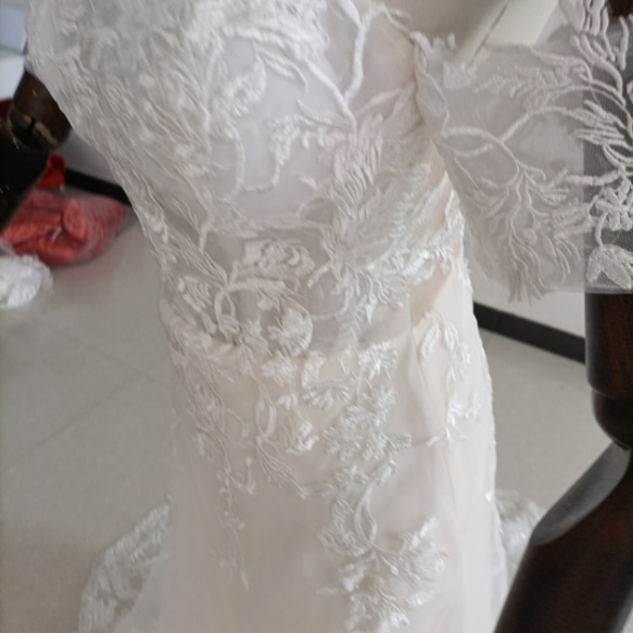 優雅なシルエット ウェディングドレス ローズピンク 花柄のモチーフ刺繍が美しく 花嫁/結婚式 8枚目の画像
