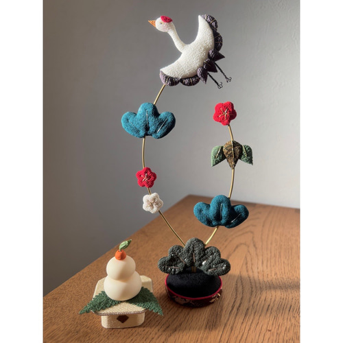 正月飾り【鶴松竹梅】正絹 置物 立体押し絵 コンパクト 玄関飾り 上品