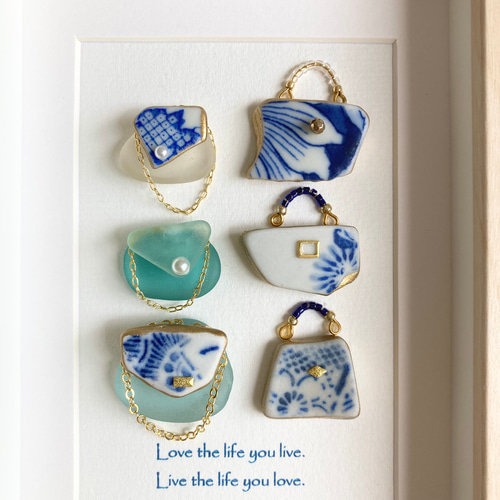 紺地に白い花のシー陶器のバッグ・シーグラスアート 置物 壁飾り