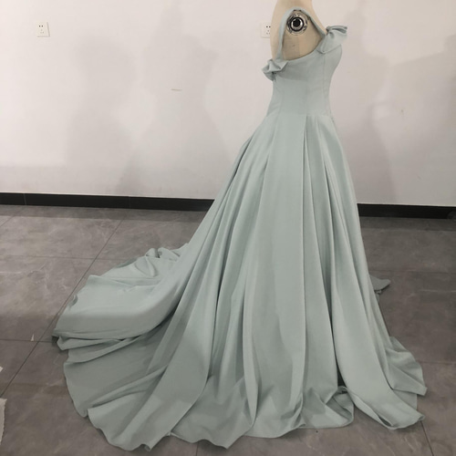 豪華！ カラードレス 薄青 光沢サテン 華やかなトレーン ノースリーブ  