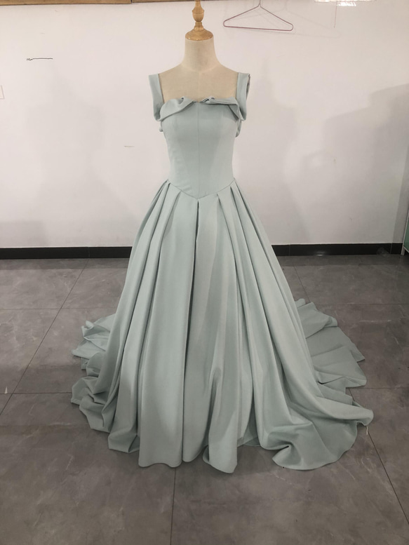 豪華！ カラードレス 薄青 光沢サテン 華やかなトレーン ノースリーブ  