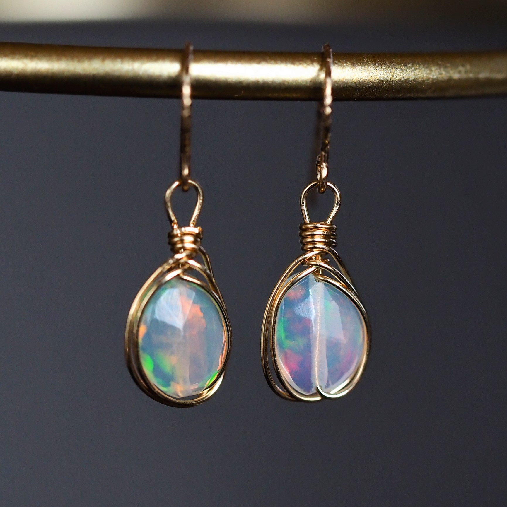 《エチオピア産オパールのタンブルカットワイヤーピアス》