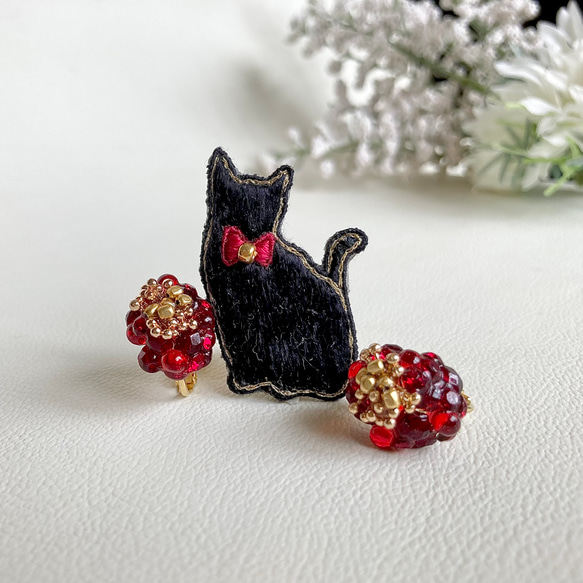 黒猫さんと椿のイヤリング　/ ブローチ＆イヤリングセット 猫の日　贈り物　つばき 5枚目の画像