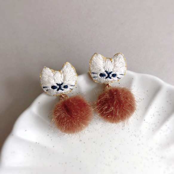 エコファーと猫の刺繍ピアス／イヤリング　ブラウン 2枚目の画像