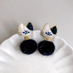 エコファーと猫の刺繍ピアス／イヤリング　ブラック 2枚目の画像