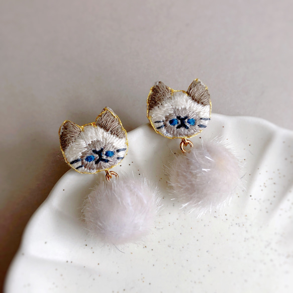 エコファーと猫の刺繍ピアス／イヤリング　ホワイト 2枚目の画像