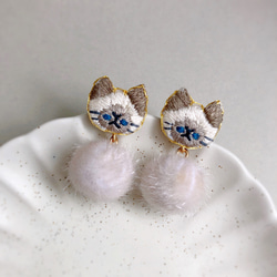 エコファーと猫の刺繍ピアス／イヤリング　ホワイト 1枚目の画像