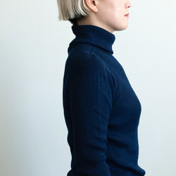 【藍染め】Organic Cotton無縫製バイカラーリブタートルセーター 4枚目の画像