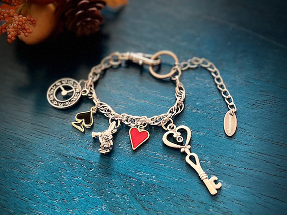 エメラルド風クリスタルと羽根チャームが特徴のPandoraブレスレット