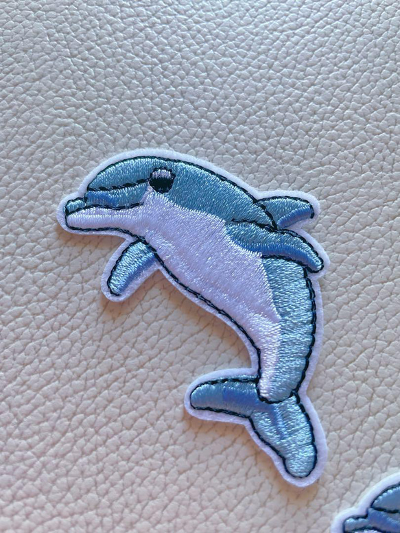 454.イルカの刺繍アイロンワッペン2枚セット 2枚目の画像