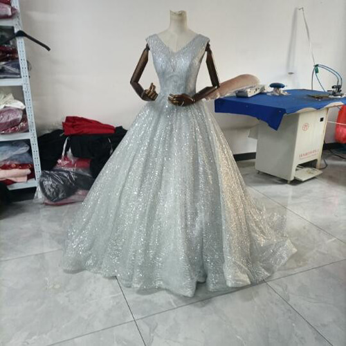 豪華！シルバー ウエディングドレス キラキラグリッターチュール  
