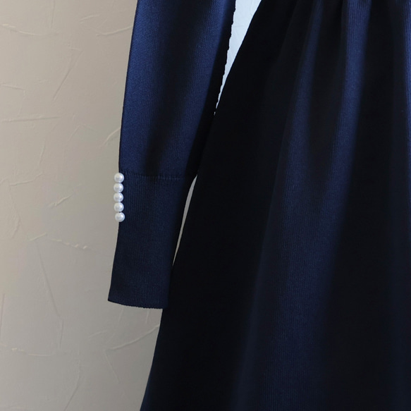 [塑造美麗輪廓◎] WHOLEGARMENT 珍珠袖口瓶頸洋裝 [海軍藍] 第11張的照片