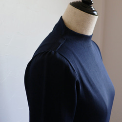 [塑造美麗輪廓◎] WHOLEGARMENT 珍珠袖口瓶頸洋裝 [海軍藍] 第9張的照片