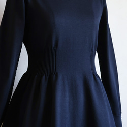 [塑造美麗輪廓◎] WHOLEGARMENT 珍珠袖口瓶頸洋裝 [海軍藍] 第10張的照片