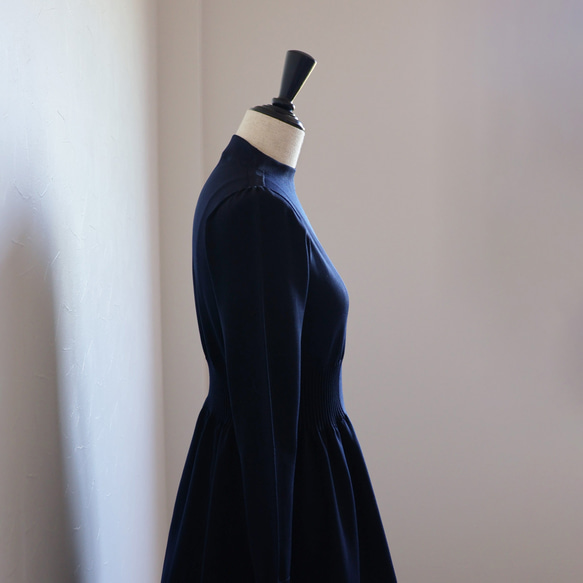 [塑造美麗輪廓◎] WHOLEGARMENT 珍珠袖口瓶頸洋裝 [海軍藍] 第7張的照片