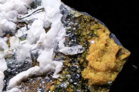 エトリンガイト ★超希少鉱物の稀有共生★ 23g 天然 クォーツ カルサイト 天然石 結晶 鉱物 標本｜南アフリカ 産 1枚目の画像