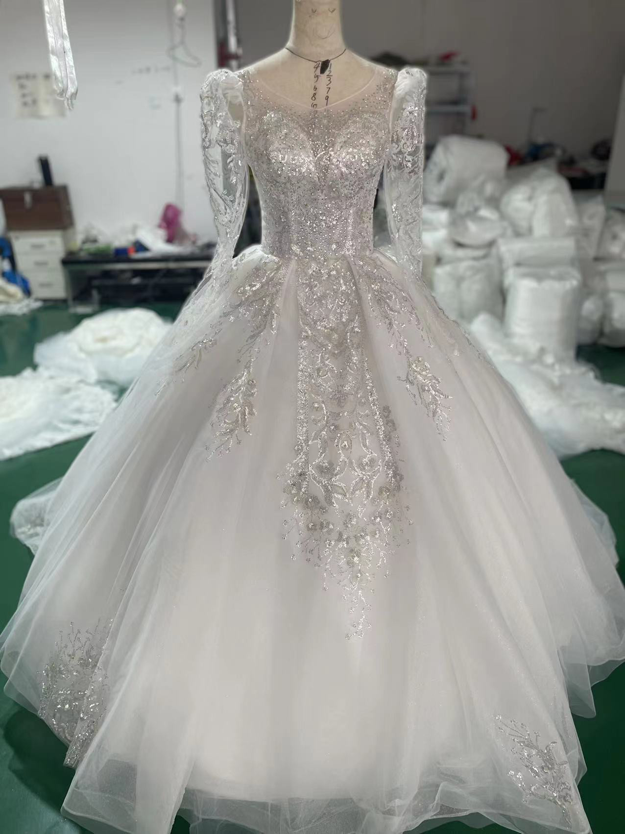 C89 高級 ビジュー美品　キラキラ 長袖ラメ入りウェディングドレス結婚式 豪華！オフショルダー ホワイト ビジュー美品 ウェディング