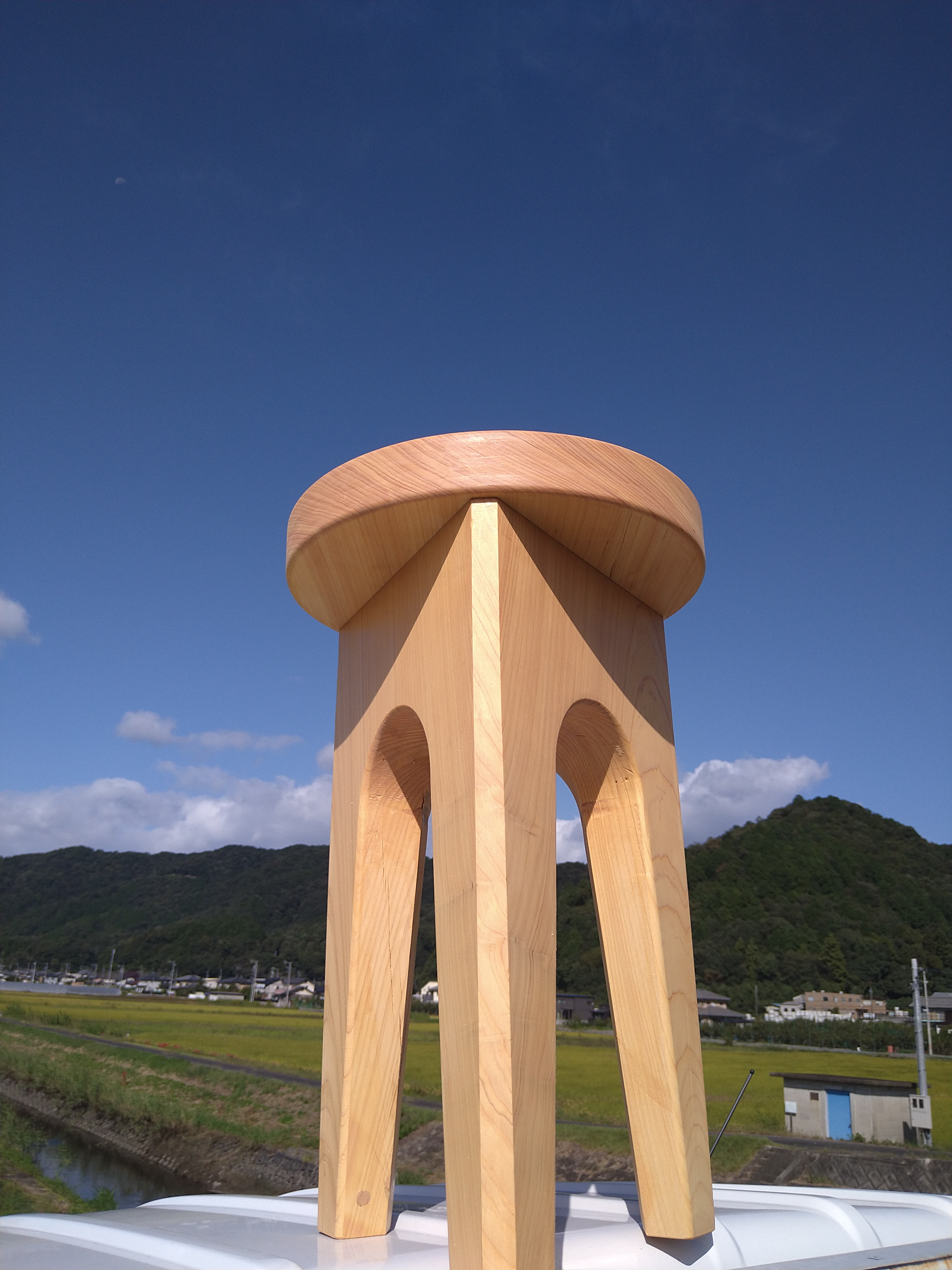 三角支柱のスツール　ひのき