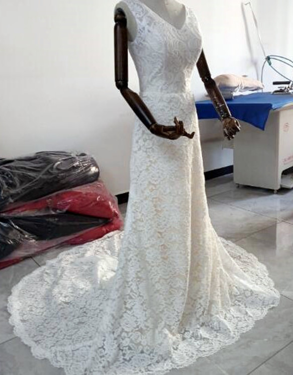 優雅灰白色婚紗奢華全蕾絲 V 領絲帶拖尾新娘/婚禮/招待會 第1張的照片
