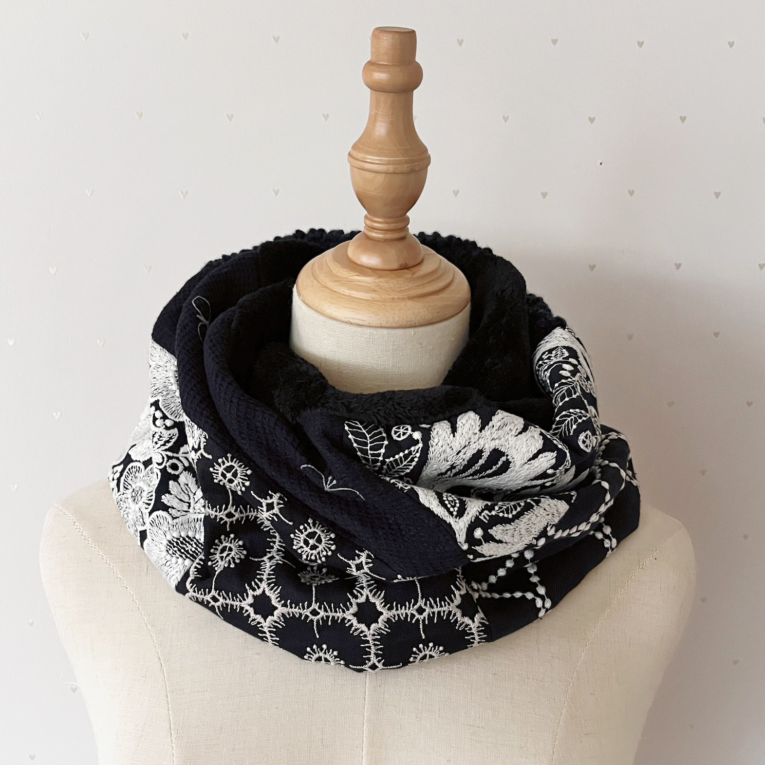 ミナペルホネン　ネイビーブラック系パッチ　ボリュームスヌード　シルキーボア使用 ミナペルホネン ネイビーブラック系パッチ ボリュームスヌード