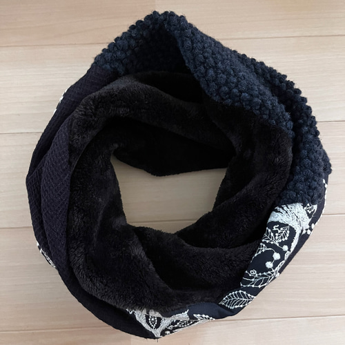 ミナペルホネン　ネイビーブラック系パッチ　ボリュームスヌード　シルキーボア使用 ミナペルホネン ネイビーブラック系パッチ ボリュームスヌード