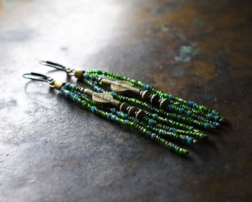 アフリカンブラスとグリーンミックスシードビーズ、ヴィンテージブラス