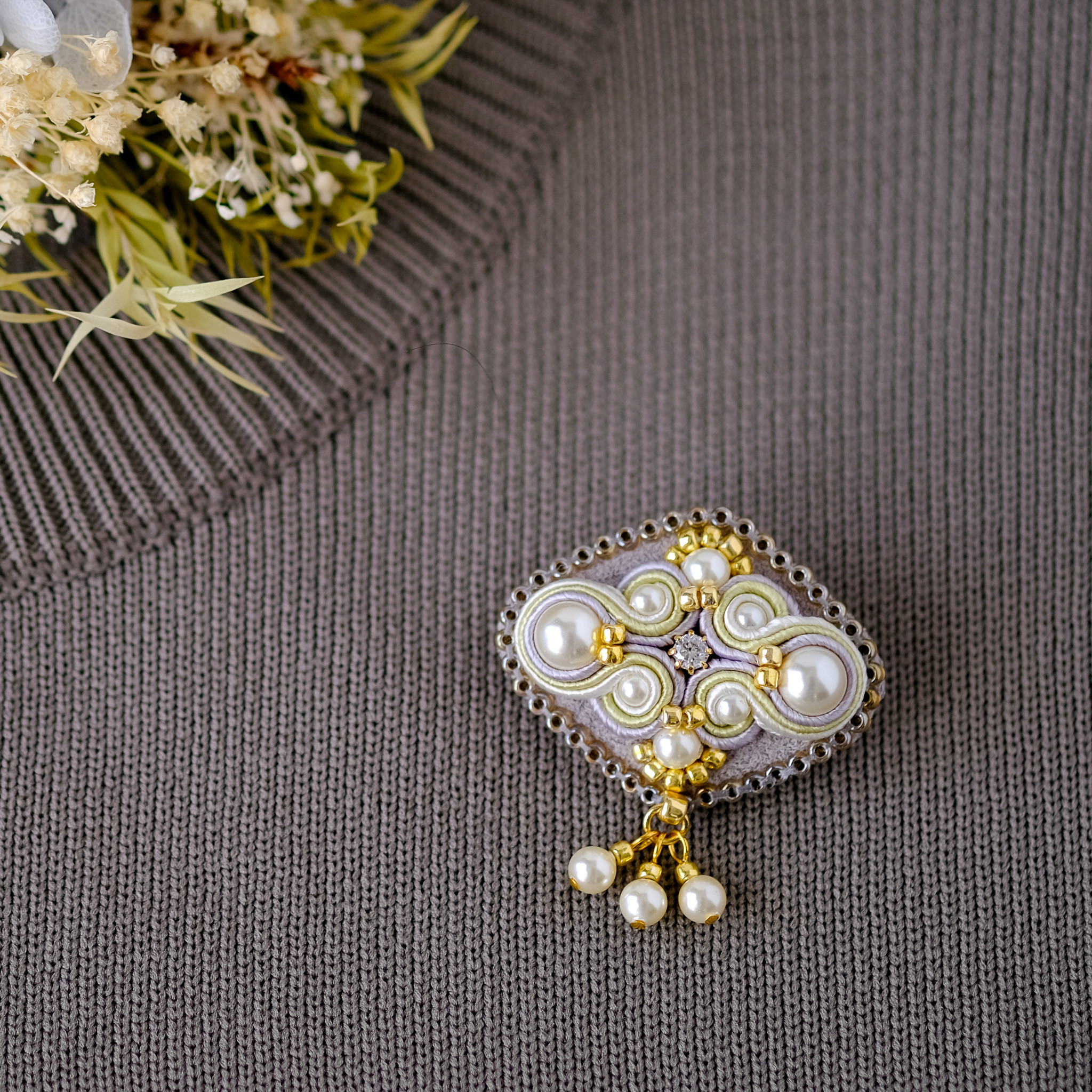 ソウタシエ クリスタルパールのminiブローチ＜アイボリーゴールド＞/ソウタシエ刺繍/soutache