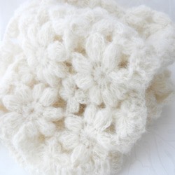 大人可愛いマフラー　お花モチーフ編みオフホワイトチクチクしないアルパカ75% 1枚目の画像