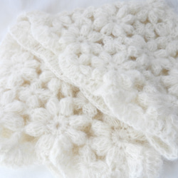 大人可愛いマフラー　お花モチーフ編みオフホワイトチクチクしないアルパカ75% 7枚目の画像