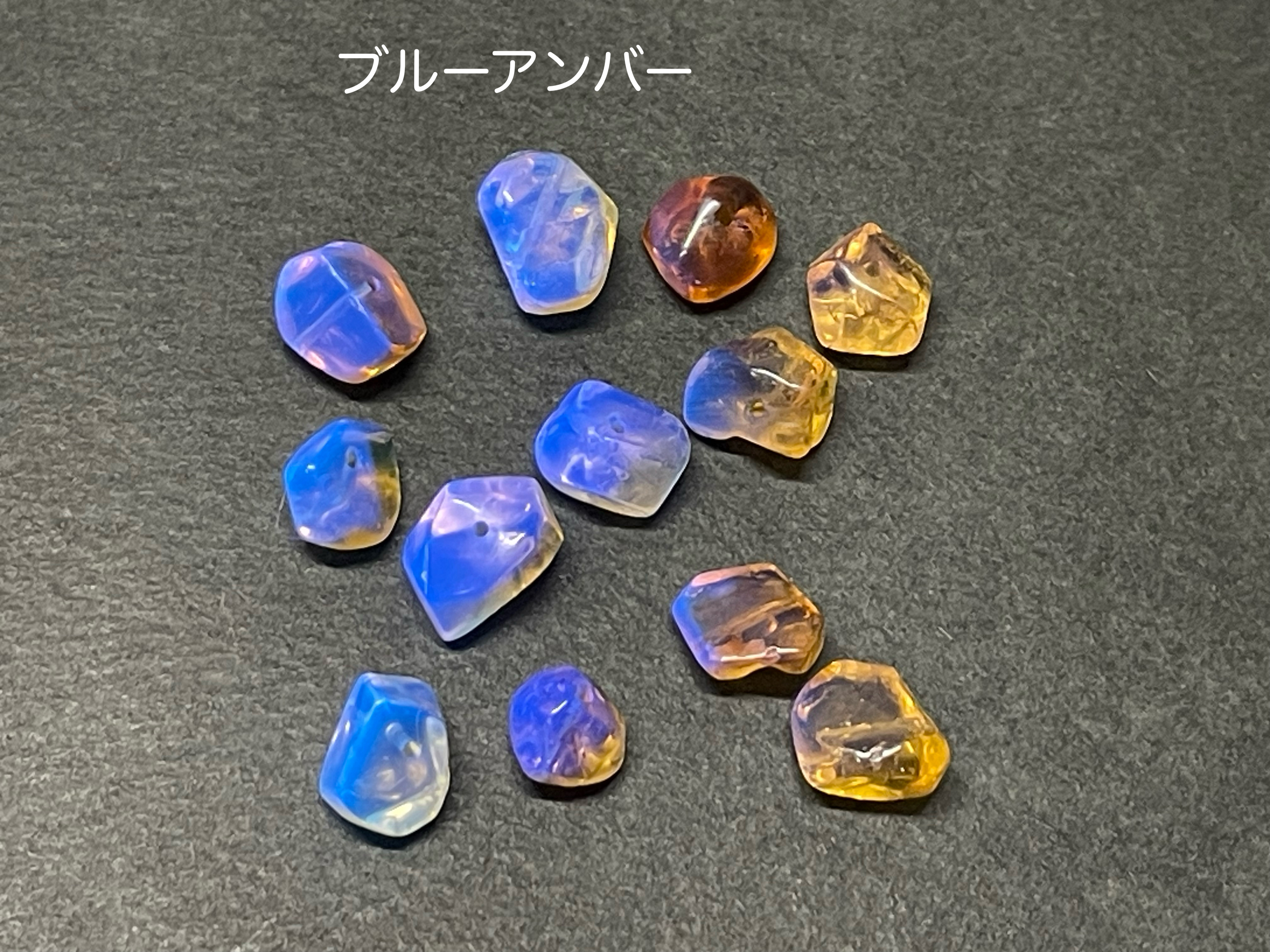 天然琥珀＞ ブルーアンバー しずく 47×12.5mm ドロップ 青の琥珀