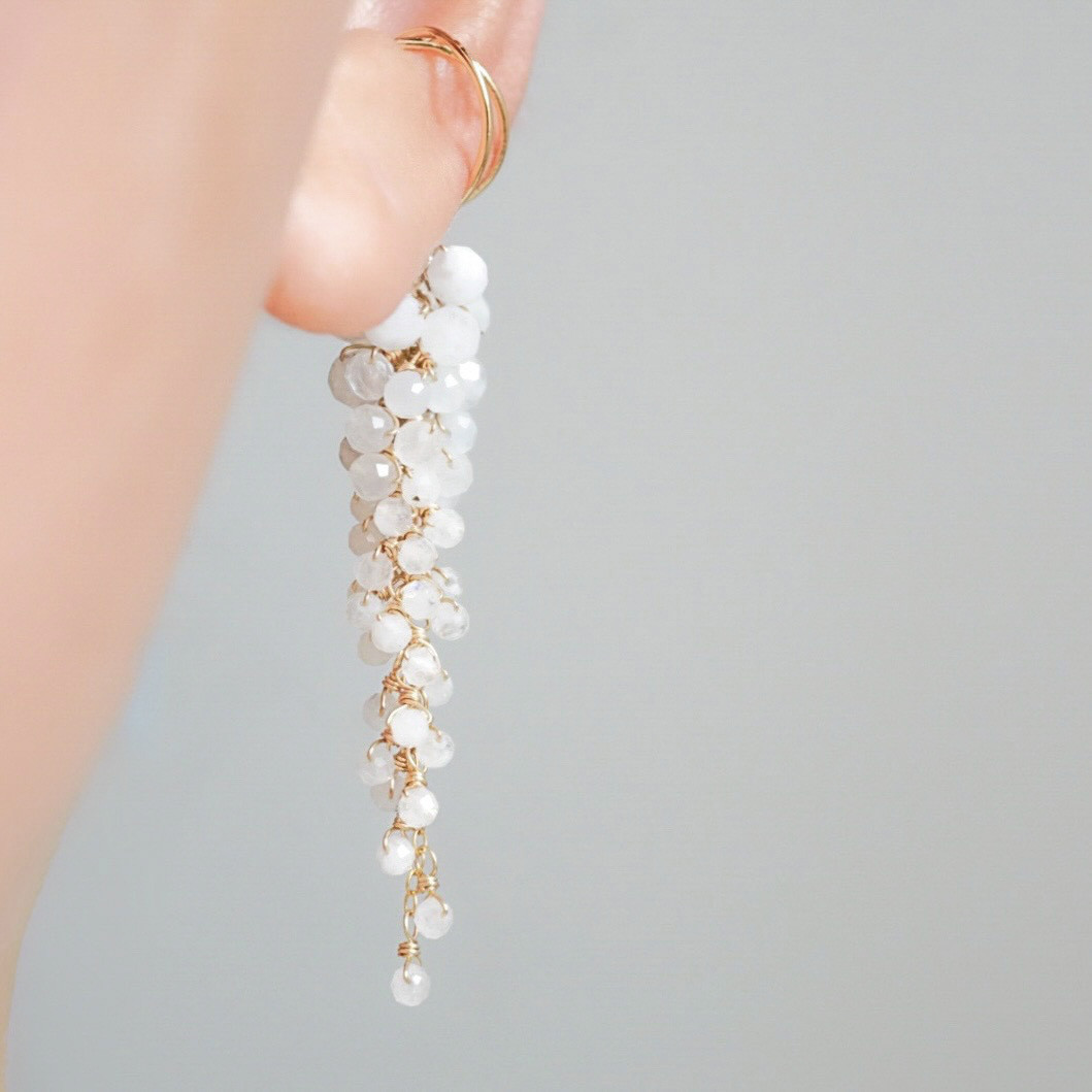 【イヤーカフ】「白藤」藤の花 レインボームーンストーン 天然石 6月 誕生石 片耳 じゃらじゃら ロング