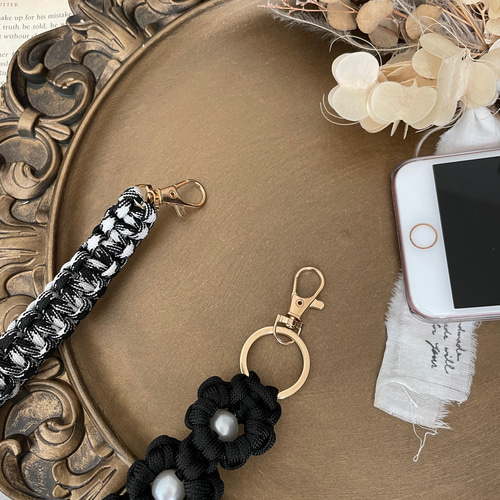 【ハンドメイド】パラコード・スマホ用お花柄ショルダーストラップ お花モチーフ✿パラコードで作るスマホストラップ/スマホショルダー