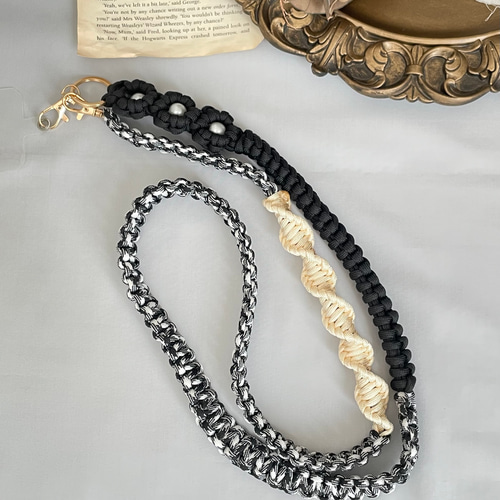 パラコードで作るお花のスマホショルダーストラップ(ブラック×ブラック