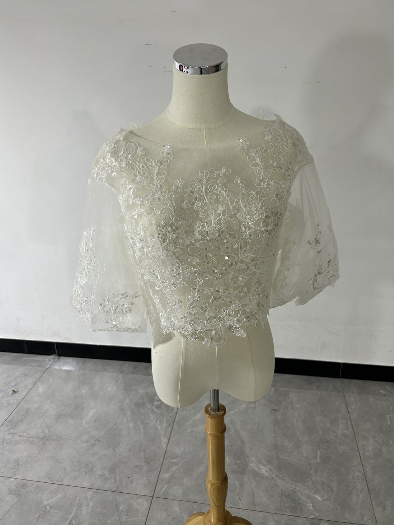 送料無料！抜群のおしゃれ見えボレロ ふわふわ袖 キラキラスパンコール 上品レース トップス