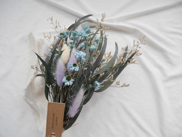 レモンユーカリ香るケイトウやスターチスのスワッグ ① ルージュ〟の