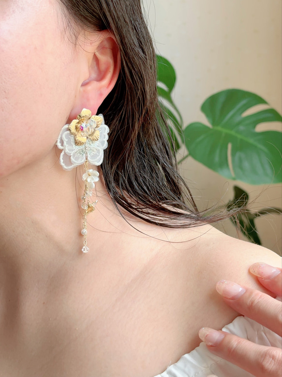 結婚式・お呼ばれ】ふんわり刺繍の蝶アクセサリー ピアス/イヤリング