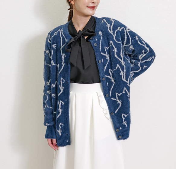 【新作】鬼可愛い フェザーヤーン 猫 総柄 クルーネックニットカーディガン 1枚目の画像