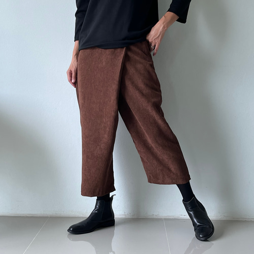 大人気 美シルエット × 履きやすさ 深めのブラウンのタックペグトップ