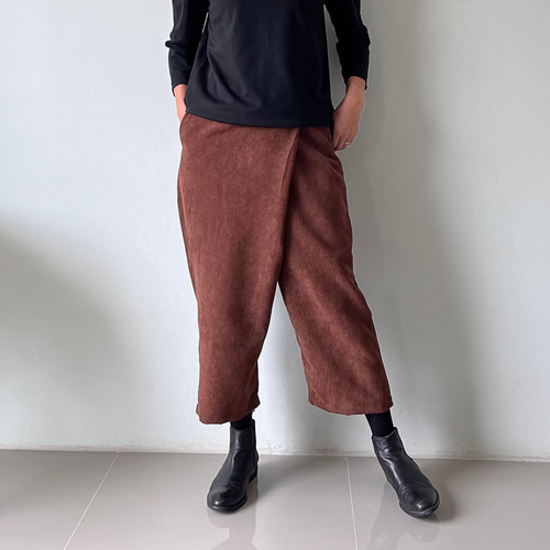 大人気 美シルエット × 履きやすさ 深めのブラウンのタックペグトップ