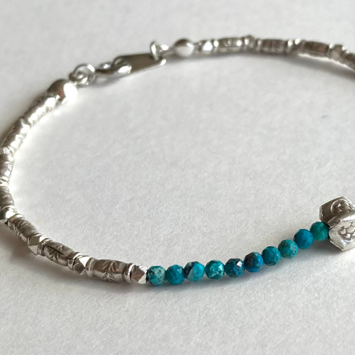 天然石クリソコラとカレンシルバービーズのブレスレット 長さは  