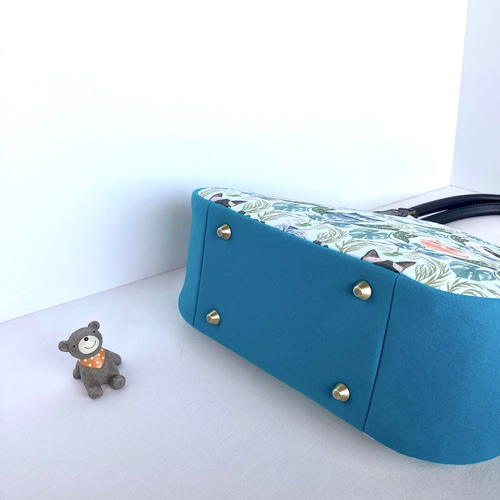 終売】おすまし猫ちゃん柄のあおりがま口バッグ ハンドバッグ